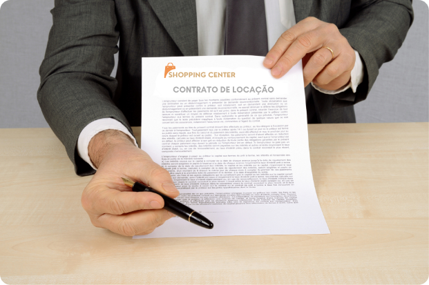 Profissional apresentando um contrato de aluguel de shopping center